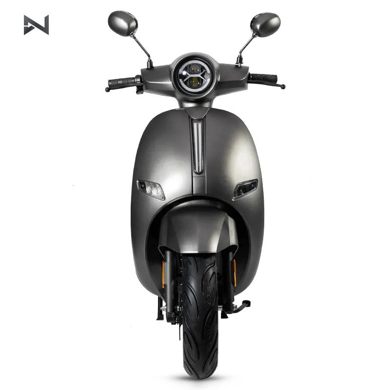 Scuter Electric N-Moto LX06 Gri – Motor BOSCH 2300W, Viteză 25 km/h, Fără Permis, Dimensiuni 1865x700×1113mm, Greutate 90Kg, Autonomie 60 km, Baterie Lithium 60V, COC & EEC + Carte Rar (CIV) + Cadou Tricou N-Moto