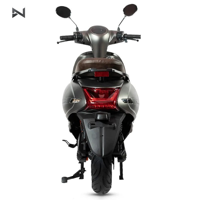 Scuter Electric N-Moto LX06 Gri – Motor BOSCH 2300W, Viteză 25 km/h, Fără Permis, Dimensiuni 1865x700×1113mm, Greutate 90Kg, Autonomie 60 km, Baterie Lithium 60V, COC & EEC + Carte Rar (CIV) + Cadou Tricou N-Moto