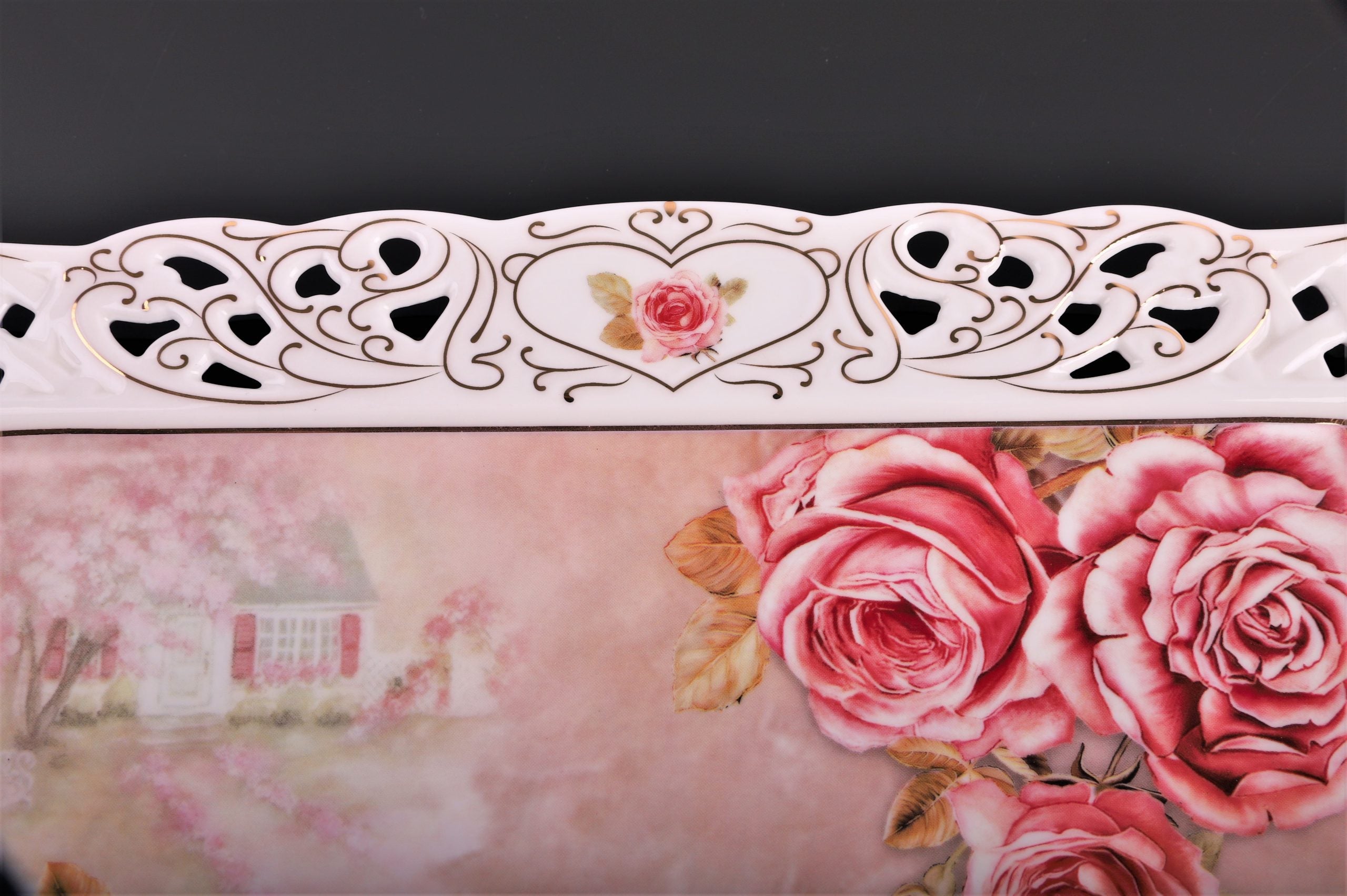 Platou din ceramica cu model in relief