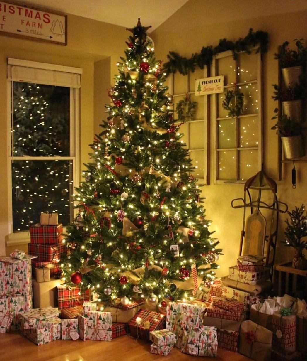 PROMOTIE IMBATABILA! Cu Doar 149 Lei In Loc De399 Ai:Brad artificial , 1.80 m, complet impodobit.cu suport metalic